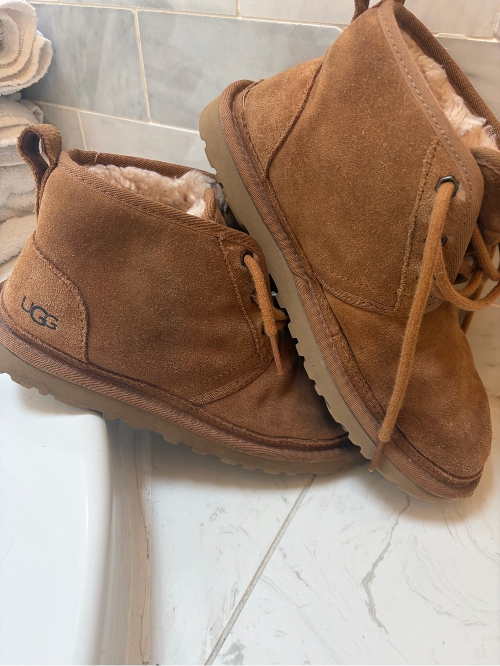 UGG woman's brown 8  Chestnut Suede Shearling lined Ankle Boots lace up